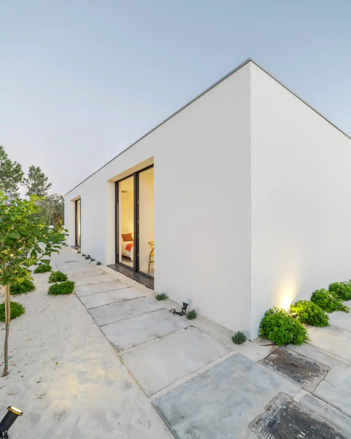 modern-villa-outside-view-at-blue-hour-dr5fl8m